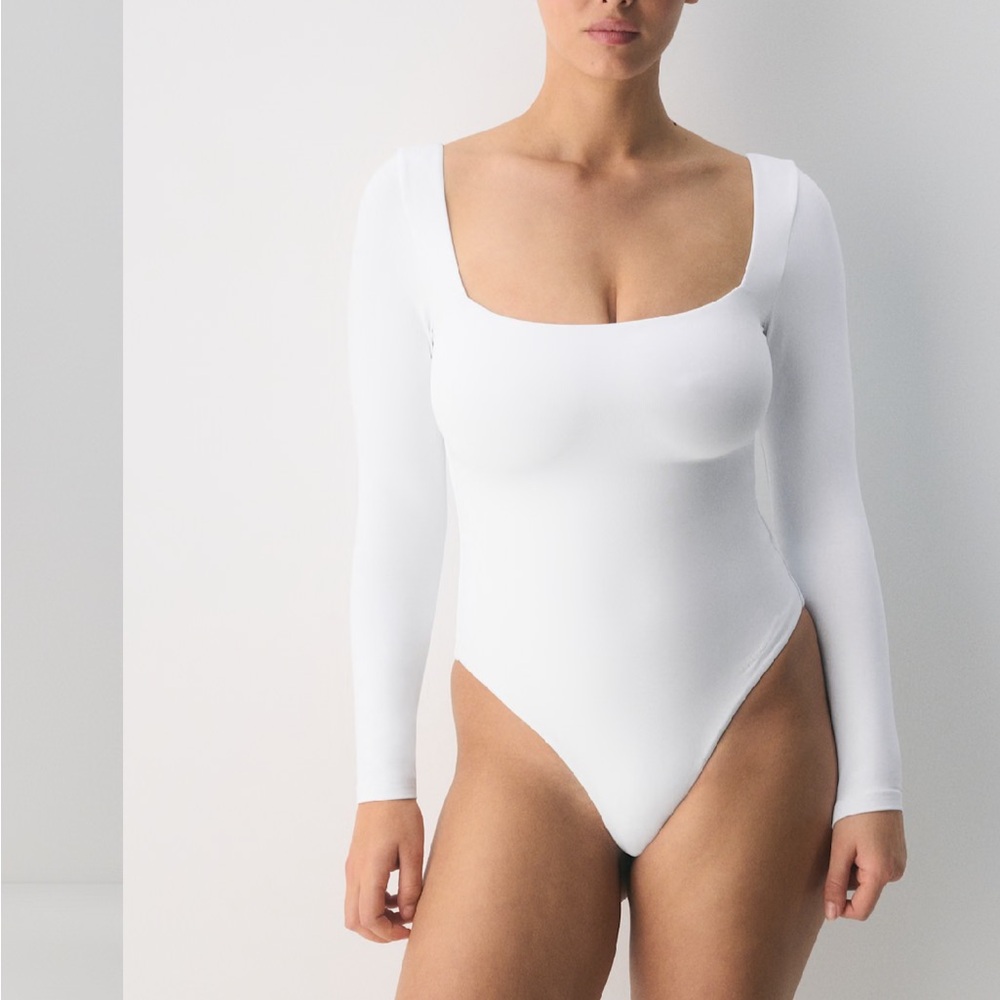Aritzia Babaton white Long Sleeve Bodysuit